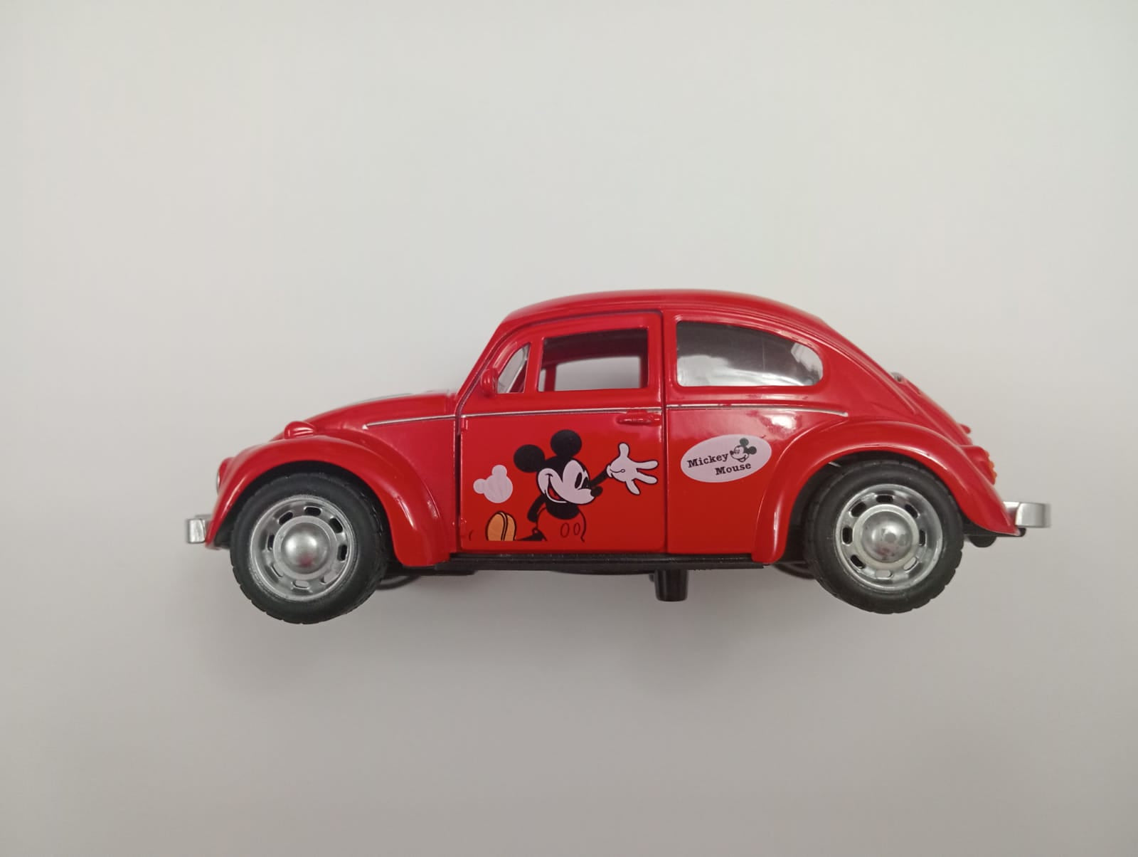 Volkswagen (Vocho) de Mickey Mouse color rojo