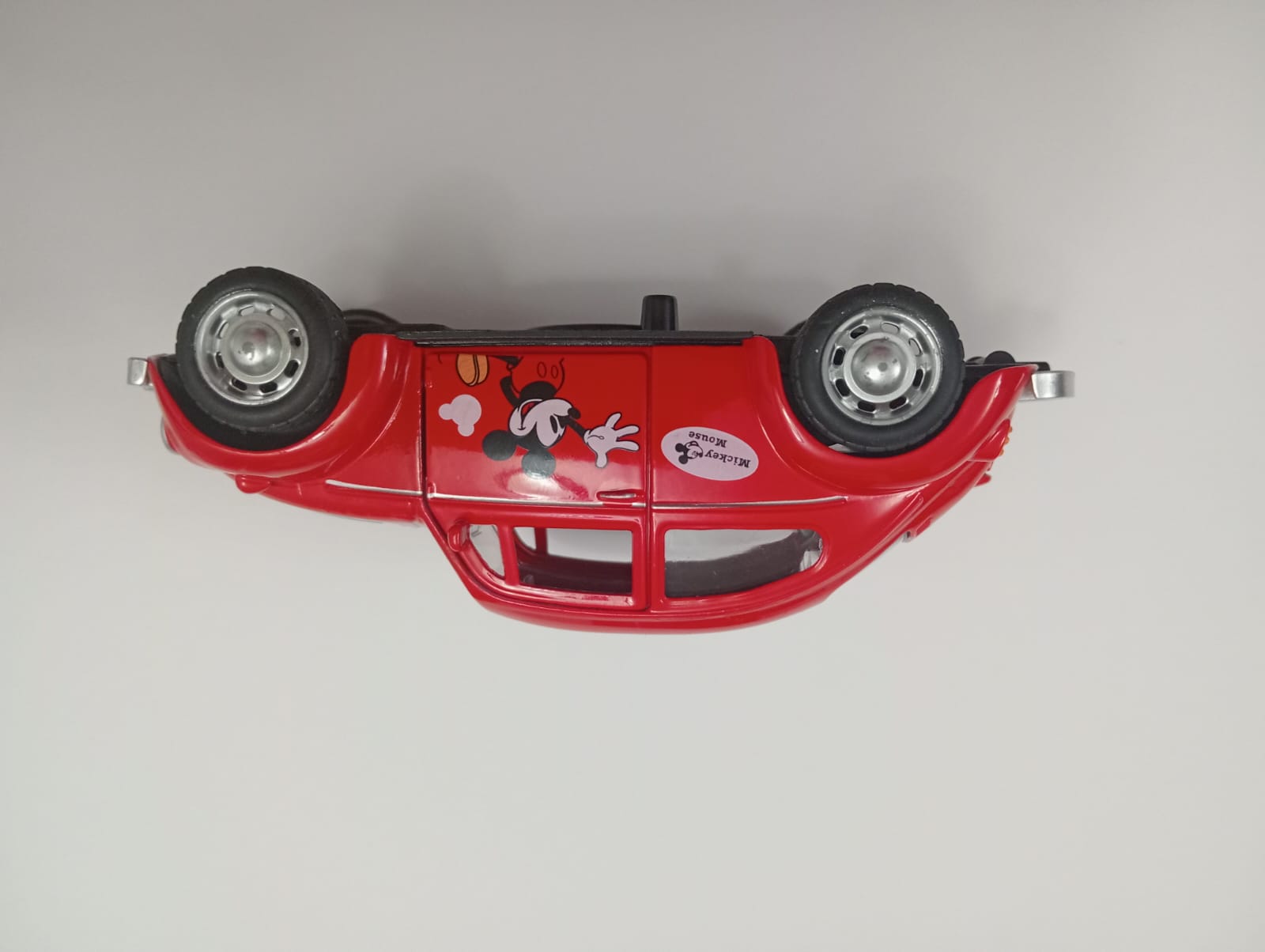 Volkswagen (Vocho) de Mickey Mouse color rojo