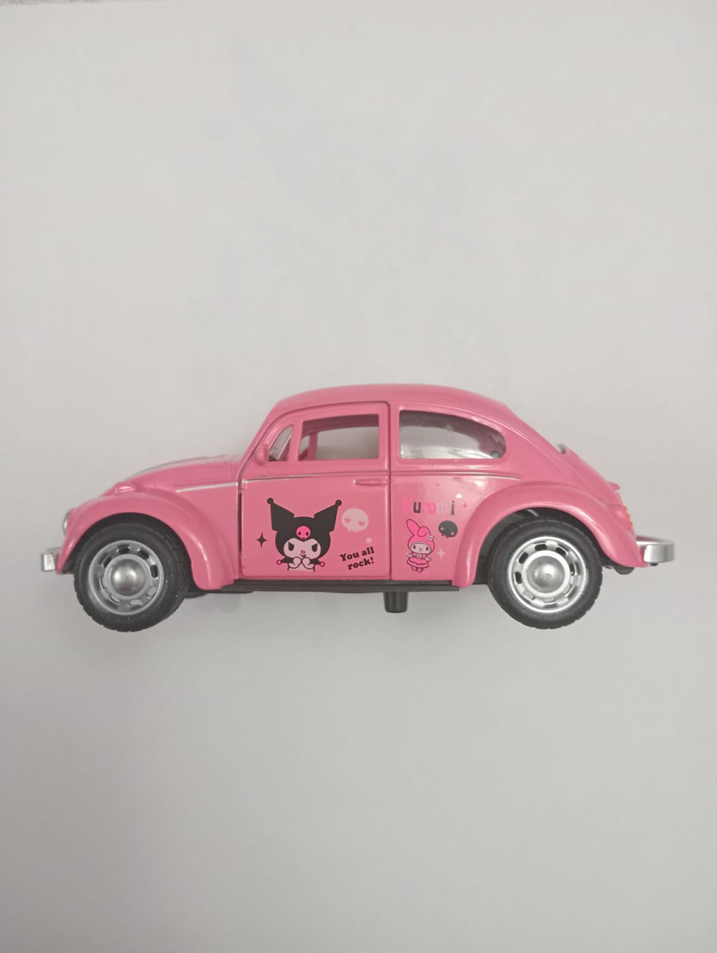 2 piezas Volkswagen (Vocho) de Kuromi color rosa y Crayon Shin-chan color amarillo