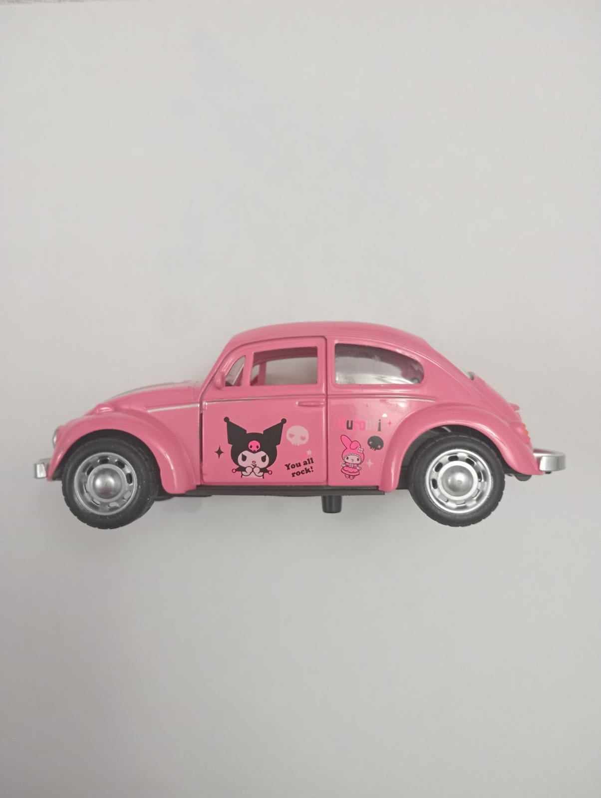 2 piezas Volkswagen (Vocho) de Kuromi color rosa y Crayon Shin-chan color amarillo