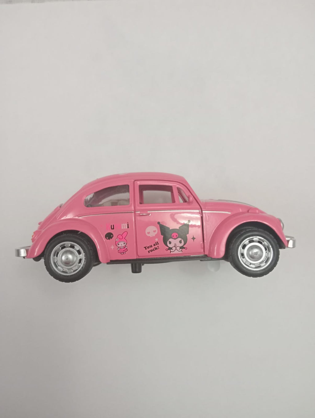 2 piezas Volkswagen (Vocho) de Kuromi color rosa y Crayon Shin-chan color amarillo