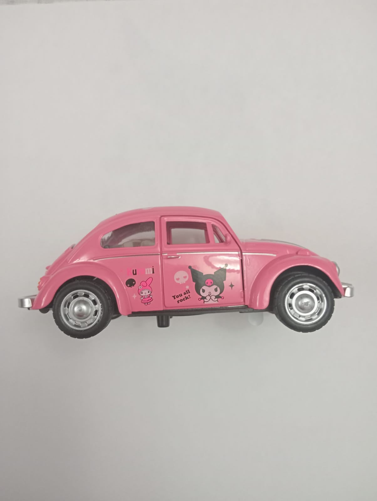 2 piezas Volkswagen (Vocho) de Kuromi color rosa y Crayon Shin-chan color amarillo