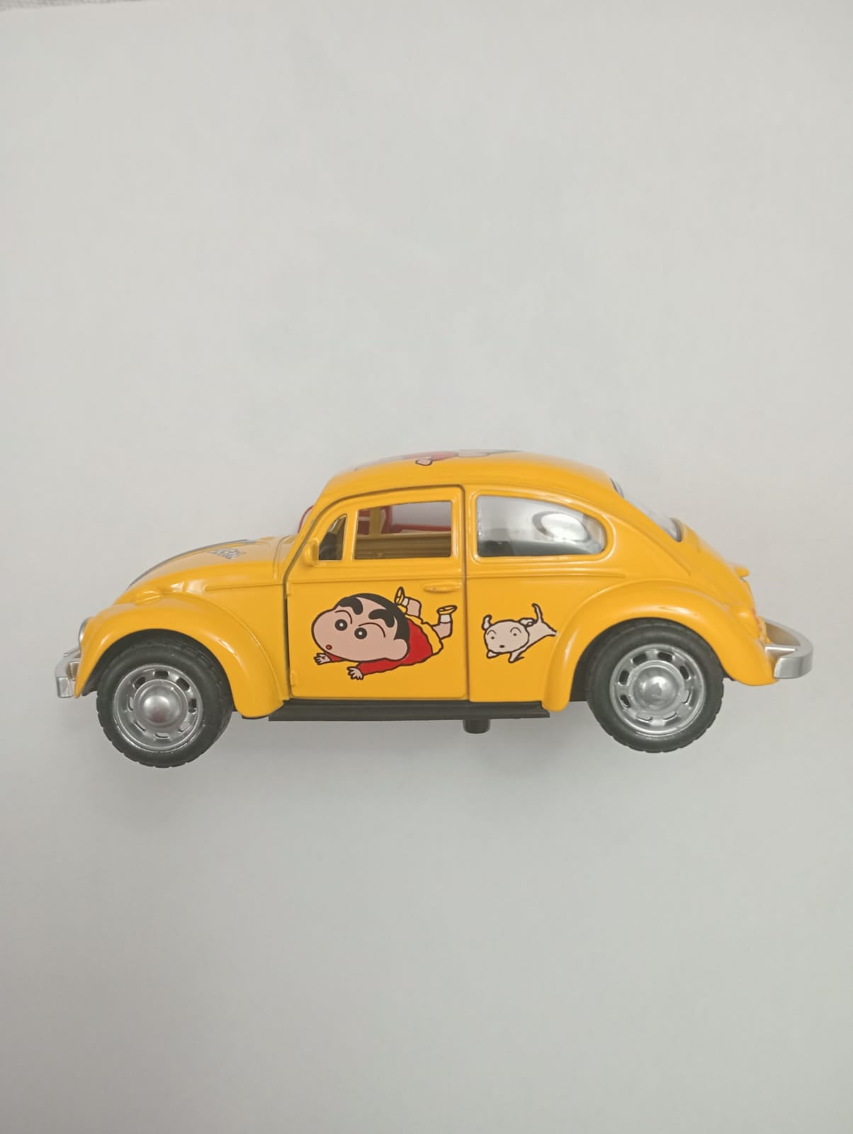 2 piezas Volkswagen (Vocho) de Kuromi color rosa y Crayon Shin-chan color amarillo