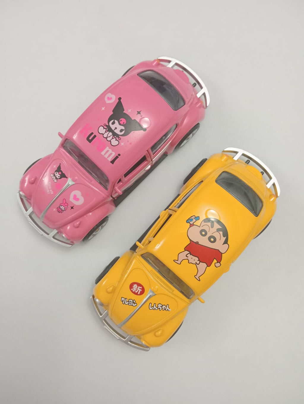 2 piezas Volkswagen (Vocho) de Kuromi color rosa y Crayon Shin-chan color amarillo