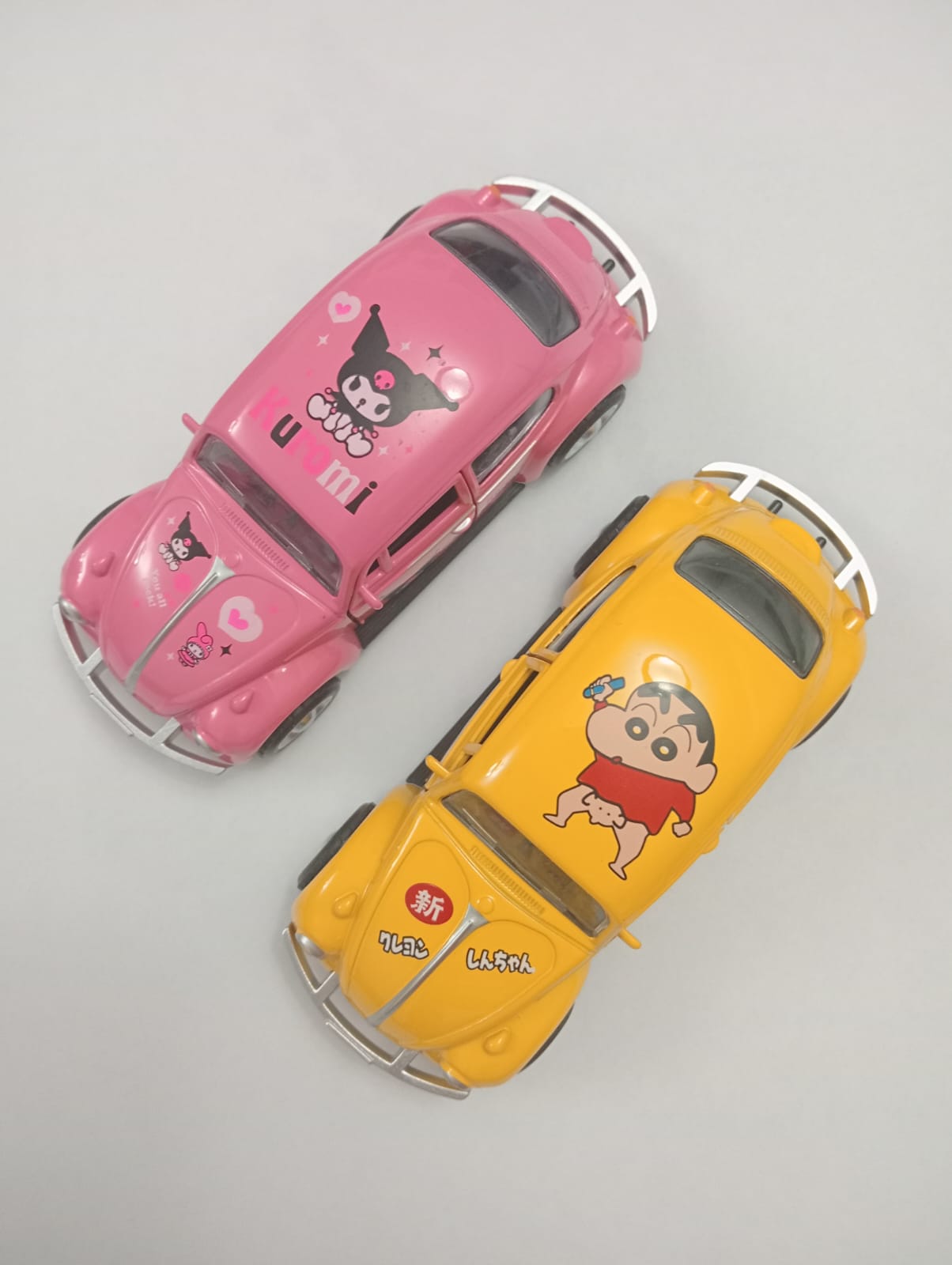 2 piezas Volkswagen (Vocho) de Kuromi color rosa y Crayon Shin-chan color amarillo